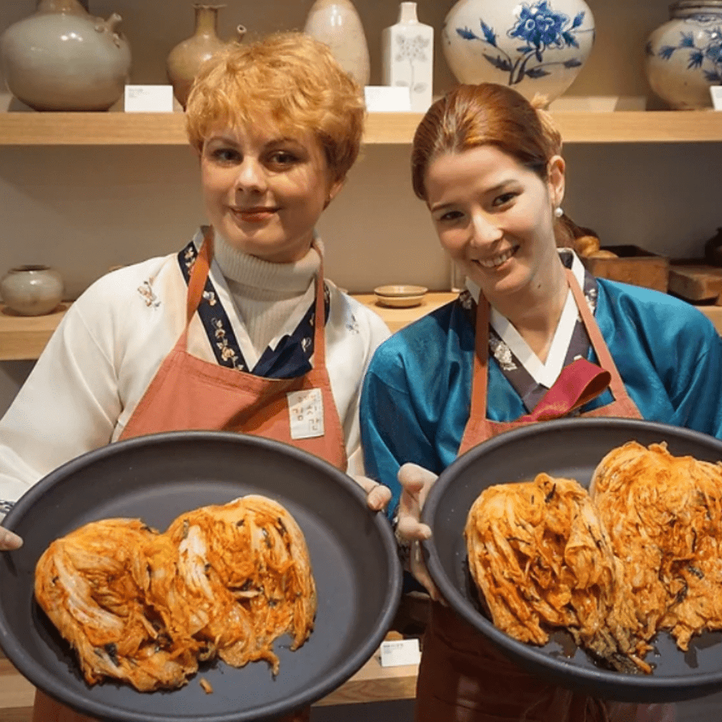 طبخ الكيمتشي + صنع ختم + قصر دوك سو | Kimchi making + Insadong + Deoksu Palace - YallaKOREA